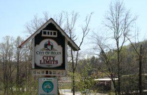 A sign for the city of helen and city limits.